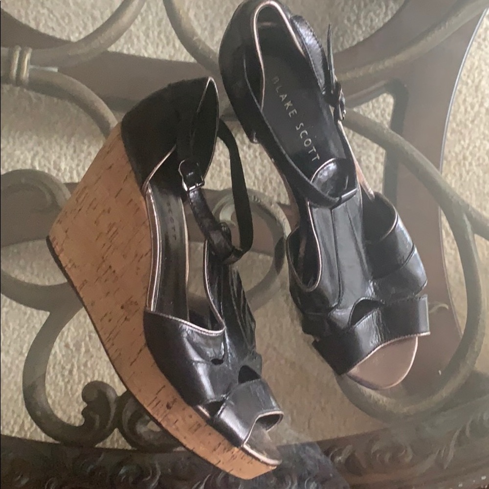 ❄️WINTER SALE PRICE $20❄️ Cute Wedge Sandal